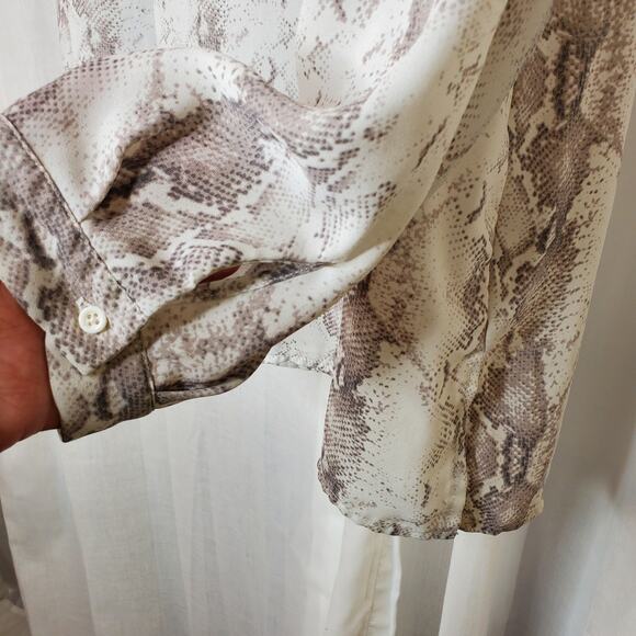 Emma & Olivia Cream/Gray Snakeprint Split Neck Top, L - Picture 3 of 7